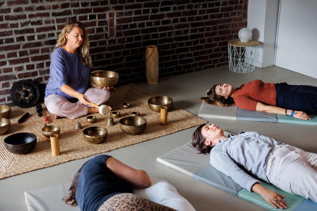 Une séance de sons, bols chantants et participantes allongées