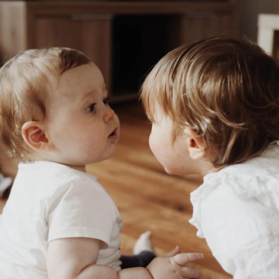 Deux enfants qui jouent par terre