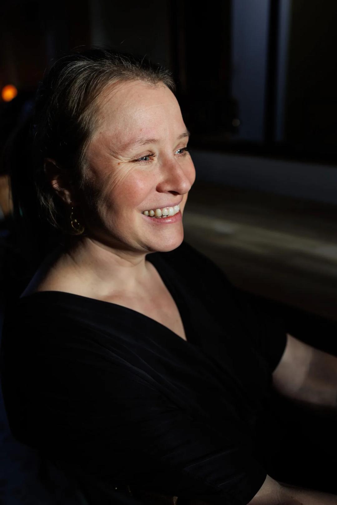 Portrait d'une doula souriante, chez elle