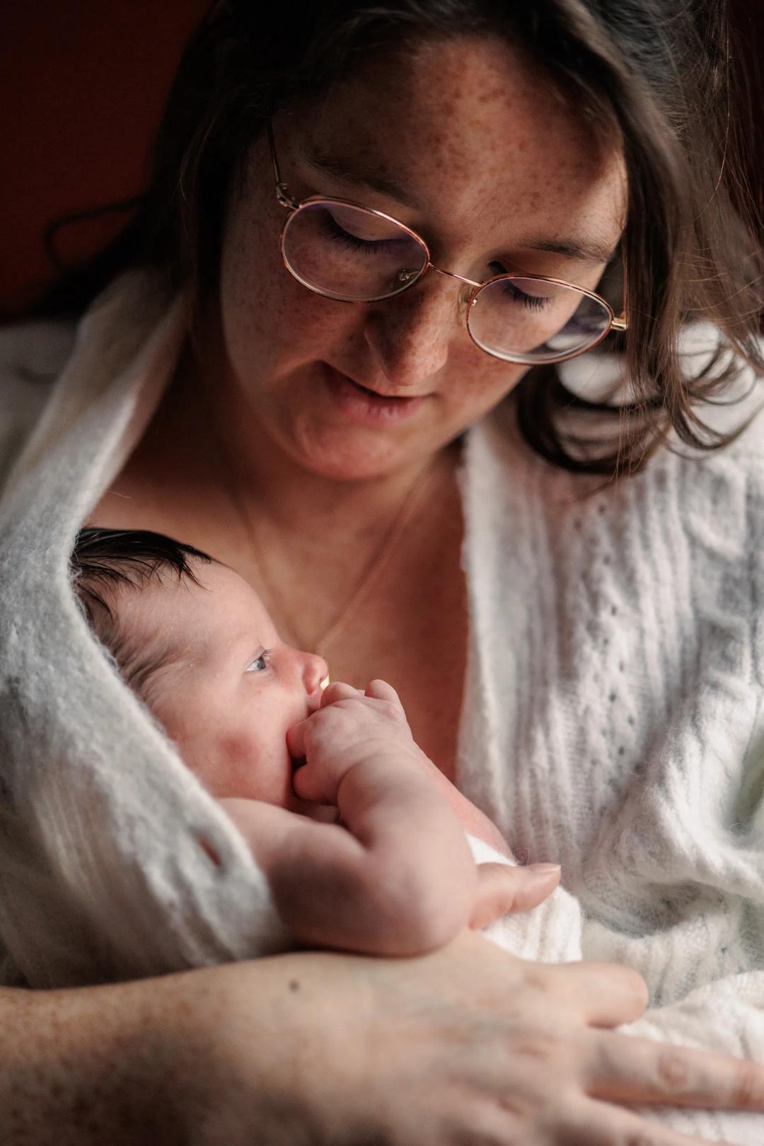 Une mère tient son nouveau-né contre elle