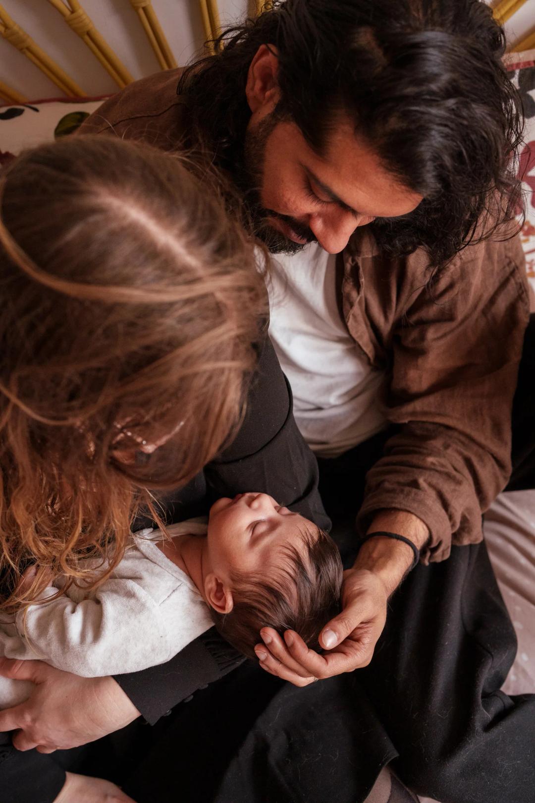 Un papa tient son bébé, sa fille blottie contre lui
